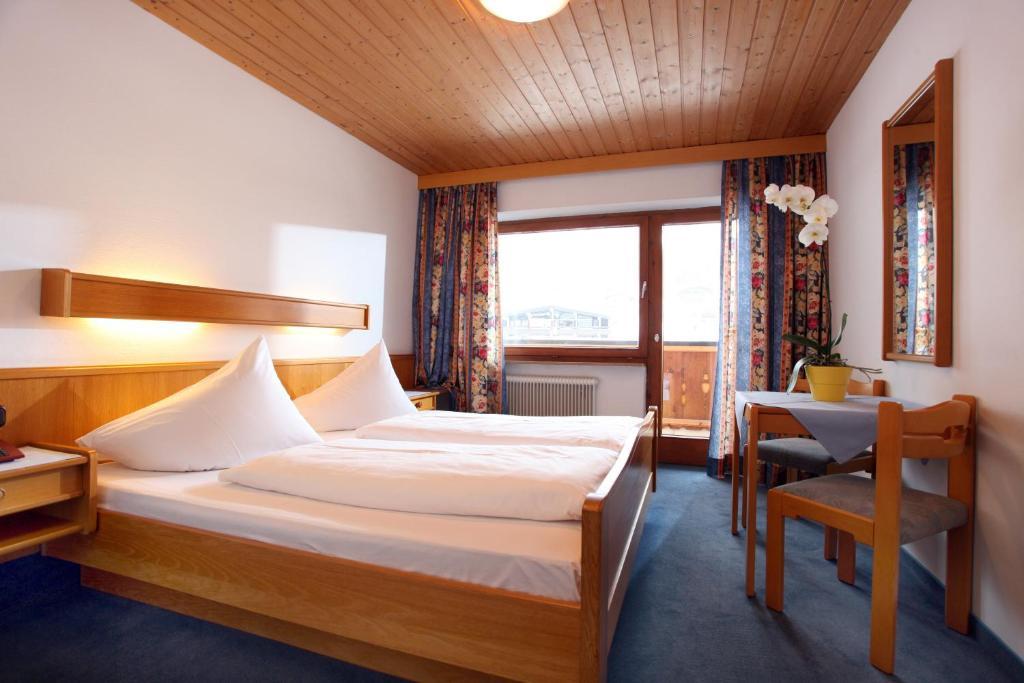 Hotel Taxacher Kirchberg in Tirol Pokoj fotografie